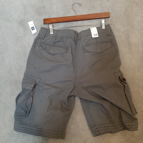 Brand new mens GAP grey cargo shorts (size 32) - Picture 2 of 4